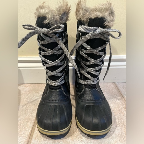 Snow Boots, Size 5 - Picture 3 of 11